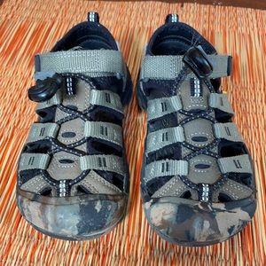 GREAT Size 11 kids Keens in camo + dark green 😀